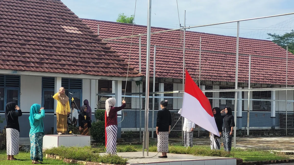 SMA PGRI 268 Pangkalan Kersik melaksanakan upacara peringatan Hari Kartini sebagai wujud penghormatan terhadap perjuangan R.A.