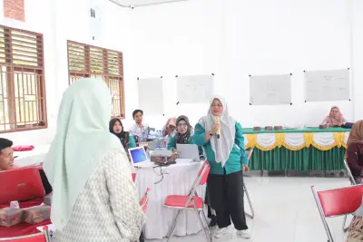 Foto 3 — Semangat belajar dan kolaborasi yang luar biasa ditunjukkan oleh para peserta dalam kegiatan Pelatihan Pembelajaran Mendalam (Deep Learning) di SMA...