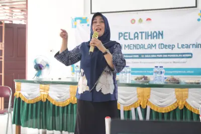 Foto 5 — Semangat belajar dan kolaborasi yang luar biasa ditunjukkan oleh para peserta dalam kegiatan Pelatihan Pembelajaran Mendalam (Deep Learning) di SMA...