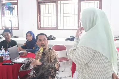 Foto 2 — Semangat belajar dan kolaborasi yang luar biasa ditunjukkan oleh para peserta dalam kegiatan Pelatihan Pembelajaran Mendalam (Deep Learning) di SMA...