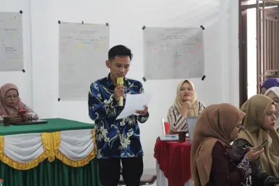 Foto 4 — Semangat belajar dan kolaborasi yang luar biasa ditunjukkan oleh para peserta dalam kegiatan Pelatihan Pembelajaran Mendalam (Deep Learning) di SMA...