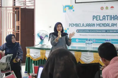 Foto 7 — Semangat belajar dan kolaborasi yang luar biasa ditunjukkan oleh para peserta dalam kegiatan Pelatihan Pembelajaran Mendalam (Deep Learning) di SMA...
