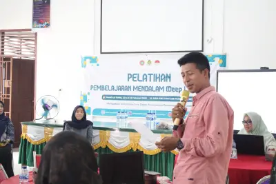Foto 6 — Semangat belajar dan kolaborasi yang luar biasa ditunjukkan oleh para peserta dalam kegiatan Pelatihan Pembelajaran Mendalam (Deep Learning) di SMA...