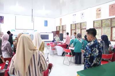 Foto 8 — Semangat belajar dan kolaborasi yang luar biasa ditunjukkan oleh para peserta dalam kegiatan Pelatihan Pembelajaran Mendalam (Deep Learning) di SMA...