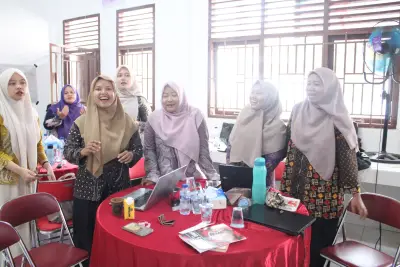 Foto 10 — Semangat belajar dan kolaborasi yang luar biasa ditunjukkan oleh para peserta dalam kegiatan Pelatihan Pembelajaran Mendalam (Deep Learning) di SMA...