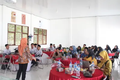 Foto 2 — Semangat belajar dan kolaborasi yang luar biasa ditunjukkan oleh para peserta dalam kegiatan Pelatihan Pembelajaran Mendalam (Deep Learning) di SMA...