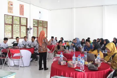 Foto 1 — Semangat belajar dan kolaborasi yang luar biasa ditunjukkan oleh para peserta dalam kegiatan Pelatihan Pembelajaran Mendalam (Deep Learning) di SMA...