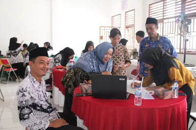 Foto 3 — Semangat belajar dan kolaborasi yang luar biasa ditunjukkan oleh para peserta dalam kegiatan Pelatihan Pembelajaran Mendalam (Deep Learning) di SMA...