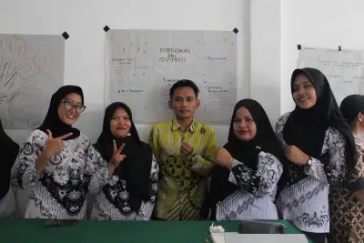 Foto 7 — Semangat belajar dan kolaborasi yang luar biasa ditunjukkan oleh para peserta dalam kegiatan Pelatihan Pembelajaran Mendalam (Deep Learning) di SMA...