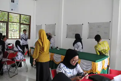 Foto 10 — Semangat belajar dan kolaborasi yang luar biasa ditunjukkan oleh para peserta dalam kegiatan Pelatihan Pembelajaran Mendalam (Deep Learning) di SMA...