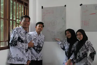 Foto 9 — Semangat belajar dan kolaborasi yang luar biasa ditunjukkan oleh para peserta dalam kegiatan Pelatihan Pembelajaran Mendalam (Deep Learning) di SMA...