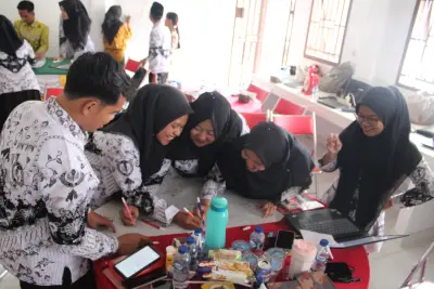 Foto 4 — Semangat belajar dan kolaborasi yang luar biasa ditunjukkan oleh para peserta dalam kegiatan Pelatihan Pembelajaran Mendalam (Deep Learning) di SMA...