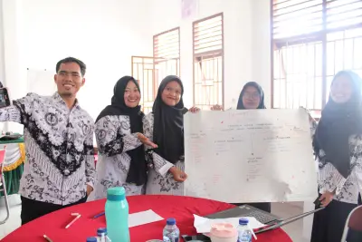 Foto 6 — Semangat belajar dan kolaborasi yang luar biasa ditunjukkan oleh para peserta dalam kegiatan Pelatihan Pembelajaran Mendalam (Deep Learning) di SMA...