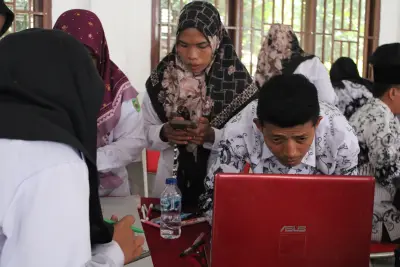 Foto 5 — Semangat belajar dan kolaborasi yang luar biasa ditunjukkan oleh para peserta dalam kegiatan Pelatihan Pembelajaran Mendalam (Deep Learning) di SMA...
