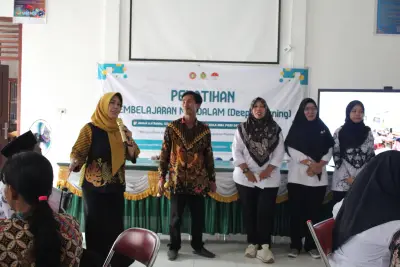 Foto 11 — Semangat belajar dan kolaborasi yang luar biasa ditunjukkan oleh para peserta dalam kegiatan Pelatihan Pembelajaran Mendalam (Deep Learning) di SMA...
