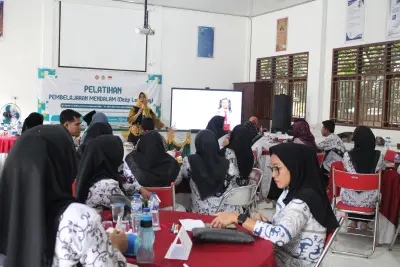 Foto 12 — Semangat belajar dan kolaborasi yang luar biasa ditunjukkan oleh para peserta dalam kegiatan Pelatihan Pembelajaran Mendalam (Deep Learning) di SMA...