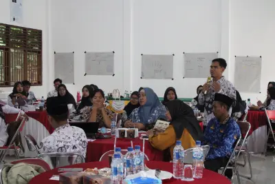Foto 13 — Semangat belajar dan kolaborasi yang luar biasa ditunjukkan oleh para peserta dalam kegiatan Pelatihan Pembelajaran Mendalam (Deep Learning) di SMA...