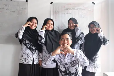 Foto 8 — Semangat belajar dan kolaborasi yang luar biasa ditunjukkan oleh para peserta dalam kegiatan Pelatihan Pembelajaran Mendalam (Deep Learning) di SMA...
