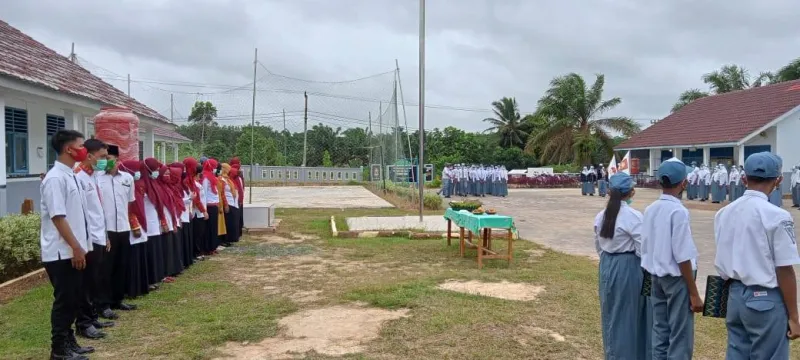 Senin (11/01) telah berlangsung upacara pelantikan dan serah terima jabatan pengurus OSIS dari masa bakti 2019/2020 ke pengurus masa bakti 2020/2021.